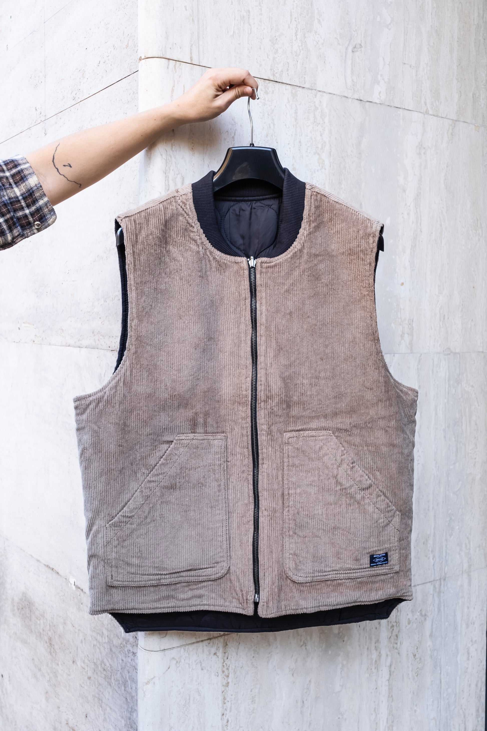 taupe-impure-ai24-gilet-reverse-corduroy-500-stripes1